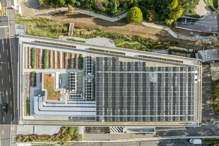 Toiture de MixCity vue du ciel, avec panneaux solaires et ferme urbaine