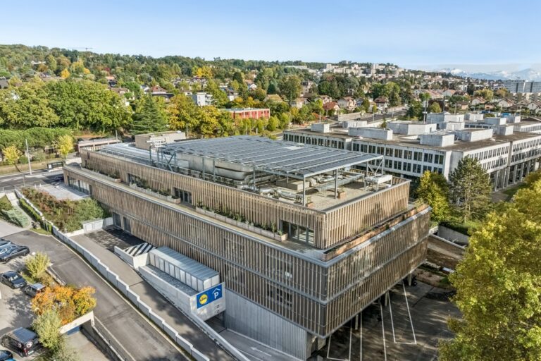 Vue aérienne du bâtiment MixCity dans l'Ouest lausannois